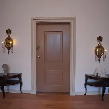 Royal Nocleg ze śniadaniem 3*